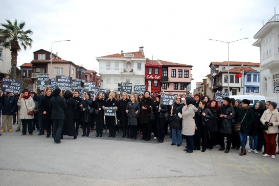 Mudanyalı Kadınlar Özgecan İçin Yürüdü