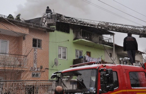 Yaşlı Kadının Evi Çıkan Yangında Kül Oldu