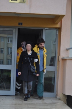 Polisi Gören Hayat Kadını İkinci Kattan Atladı