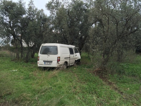 Yoldan Çıkan Araç Zeytinliğe Uçtu 3 Yaralı