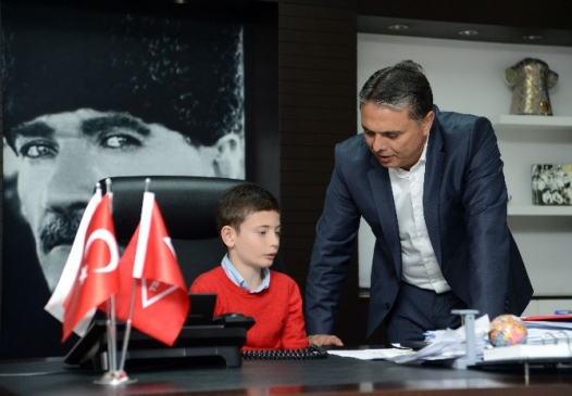 Dördüncü Sınıf Öğrencısı Göksu Başkanlık Koltuğunda