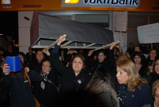 Özgecan Aslan Cinayetini Siyah Tabutla Protesto Ettiler