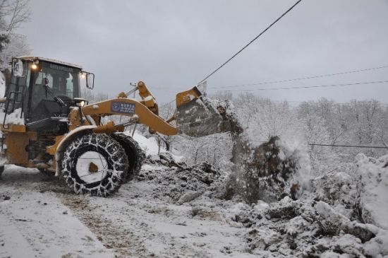 Bursa'da 50 Tonluk Kaya Yol Kapattı