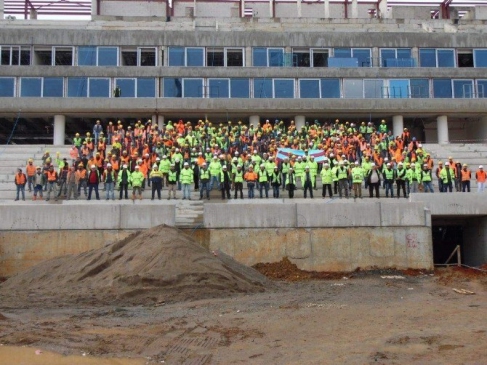 Akyazı Stadyumu'nun Tribünlerine İlk Oturanlar Çalışanlar Oldu