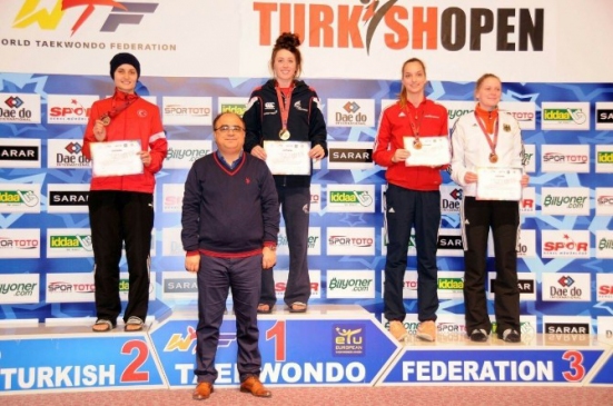 Selçuk Tekvando'da 2 Altın Ve 1 Gümüş Madalya Kazandı