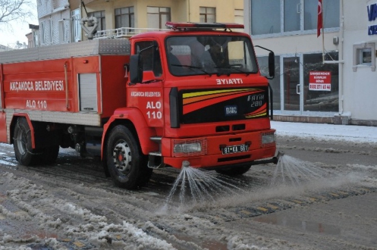 Akçakoca'da Kar Deniz Suyu İle Eritiliyor
