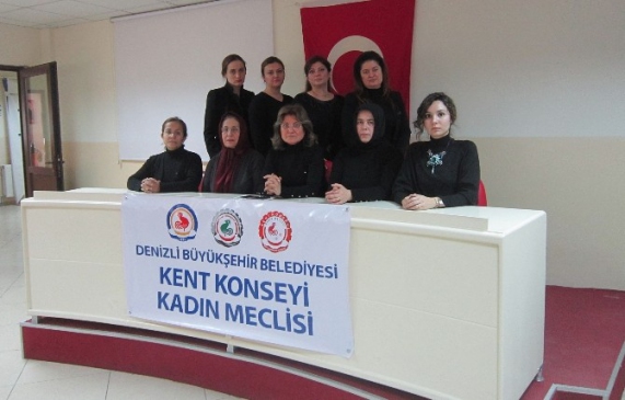 Kadın Meclisi Özgecan Aslan İçin Siyaha Büründü