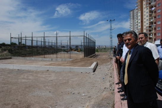 10 Futbol Sahası İle Saha Zeminine Sentetik Çim Yaptırılacaktır