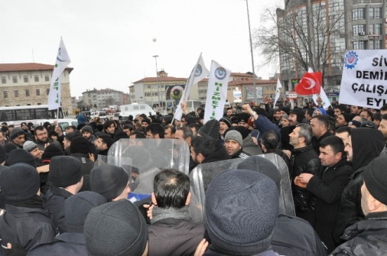 Sivas'ta Eylemlerini Sürdüren İşçilere Polis Müdahale Etti
