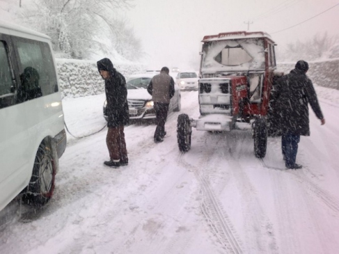 Jandarma Ekiplerinden Yolda Kalan Sürücülere Yardım
