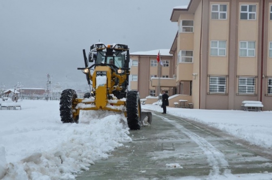 Kartepe'de Kar Küreme Çalışmaları Sürüyor