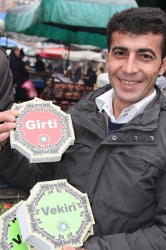 Bağlar'da İş Yerlerin Kapısına Kürtçe ‘Açma-Kapama' Tabelaları Asıldı