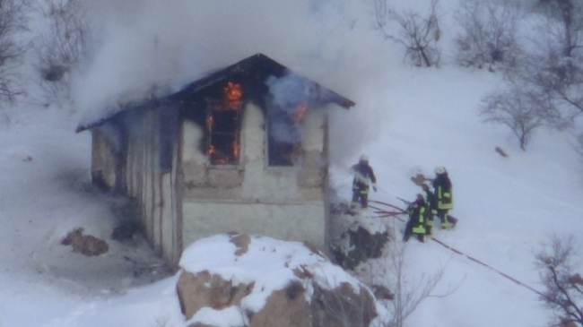 Isınmak İçin Gözetleme Evine Giren Kişiler Evi Yaktı