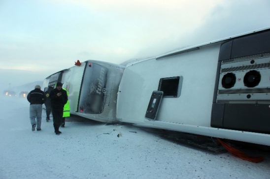 Yolcu Otobüsleri Birbirine Girdi 35 Yaralı