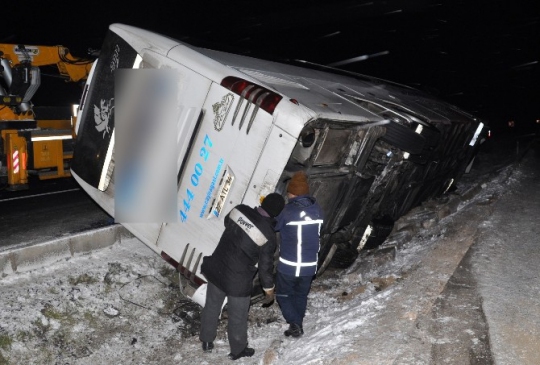 Otobüs Refüje Devrildi 7 Yaralı