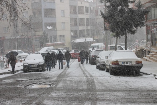 Mardinliler Güne Kar Yağışıyla Uyandı