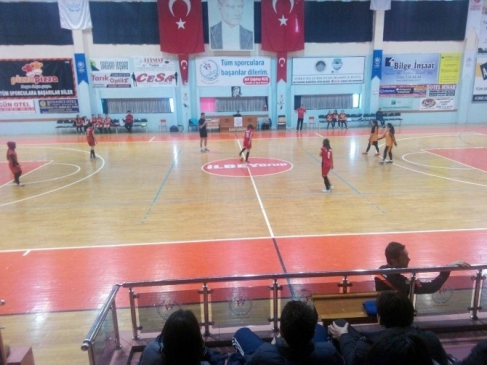 Küre Çpal Kız Futsal Takımı Çeyrek Finale Koşuyor