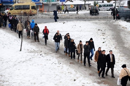 Vatandaşların Buzlu Kaldırımlarla İmtihanı