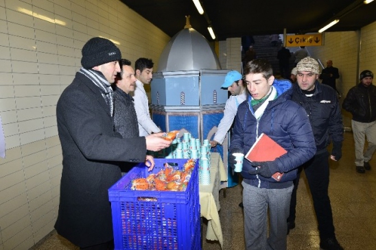 Karda Üşüyenlere Sıcak Çorba İkramı