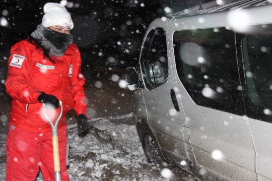 Kızılay Yolda Kalanların Yardımına Yetişti