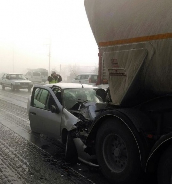 Otomobil Beton Mikserine Çarptı 2 Yaralı