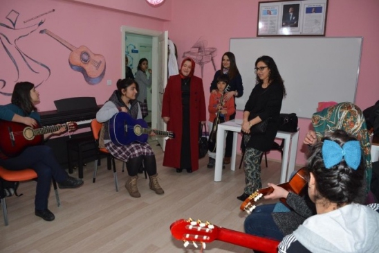 Vali Öztürk'ün Eşi Emine Öztürk'ten Gençlik Merkezine Ziyaret