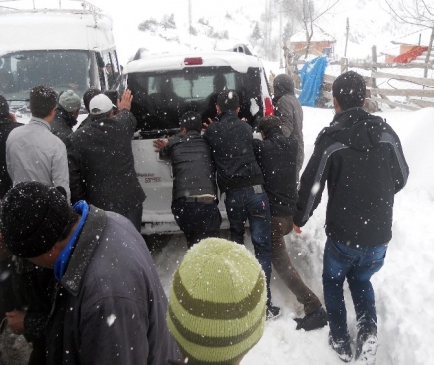 15 Dolmuş Yolcularıyla Birlikte Mahsur Kaldı