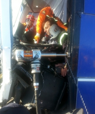 Otobüs Tir Ve Kamyona Çarptı 10 Yaralı