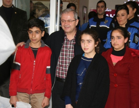 Diyarbakır Polisi Çocuklar Ve Ailelerle Buluştu