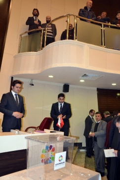 Kocasinan Belediye Başkanlığı Seçiminde Korkuluk Camı Parçalandı