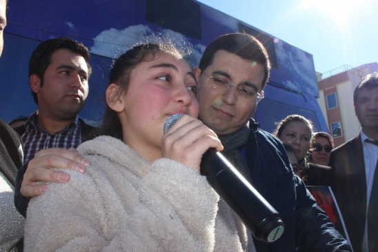 Gözü Yaşlı Küçük Kızın ''Kadına Şiddet'' İsyanı