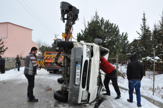Yozgat'ta Minibüs Dereye Uçtu 2 Yaralı