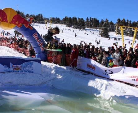 Uludağ'da Buz Gibi Havuza Atladılar