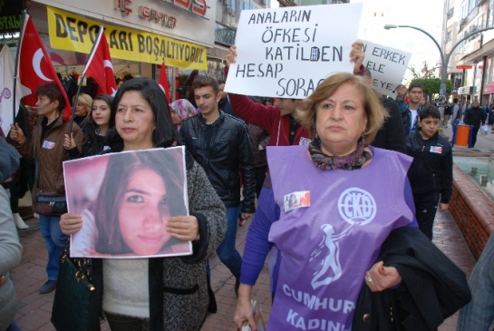 Özgecan Aslan'ın Kuzenleri İskenderun'da ‘Kadına Şiddete Hayır' Yürüyüşüne Katıldılar