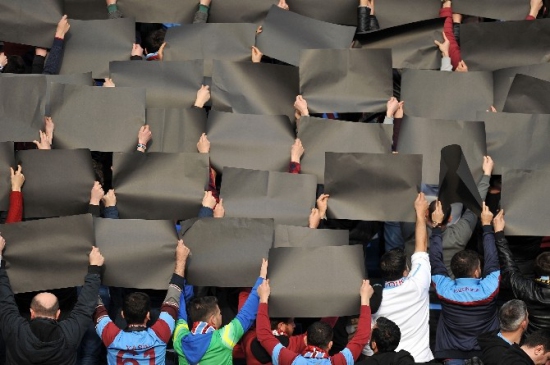 Trabzonsporlu Taraftarlardan TFF'ye Siyah Kartonlu Tepki