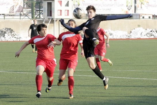 Kadın Futbolcular Özgecan'ı Unutmadı