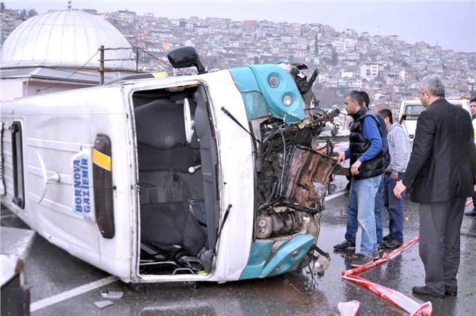 İzmir'de yolcu minibüsü devrildi 4 yaralı