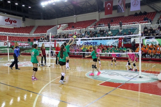 Minik Voleybolcular Şenlikte Buluştu