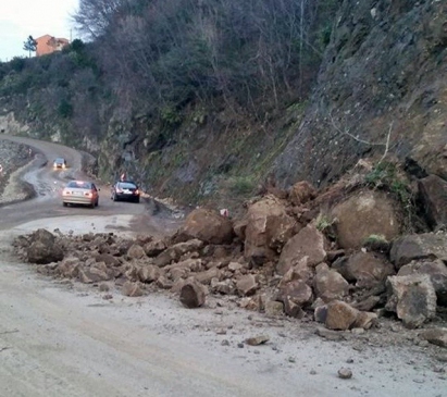 Filyos Yolundaki Heyelan Korkuttu