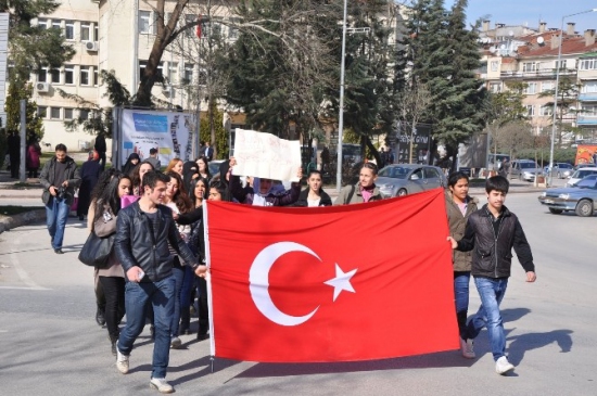 Genç Kızlar Özgecan İçin Yürüdü