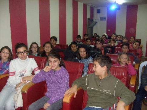 İzmit'te Sinema Çocukların Ayağına Gidiyor