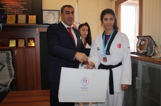 Avrupa Şampiyonu Tekvandoculardan Gençlik Ve Spor İl Müdürü Şiran'a Ziyaret