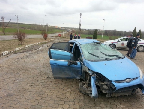 Otomobil Benzin İstasyonuna Girdi 4 Yaralı