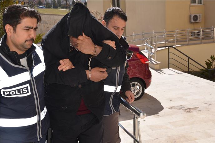 Babanızın hacı arkadaşıyım'' diye dolandırdı