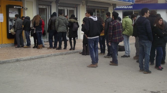 Bankamatik Önlerinde Açıköğretim Harcı Yatırma Kuyruğu Oluştu
