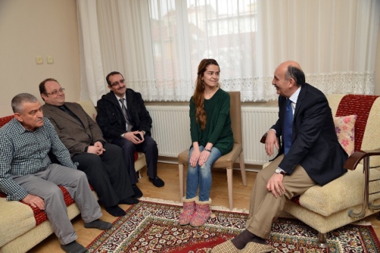 Sağlık Bakanı Müezzinoğlu ABD'de Tedavi Gören Refiye Yılmaz'ı Evinde Ziyaret Etti