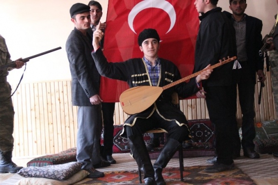 Çıldır'da ''Kılıç Mı Saz Mı'' Tiyatro Gösterisi