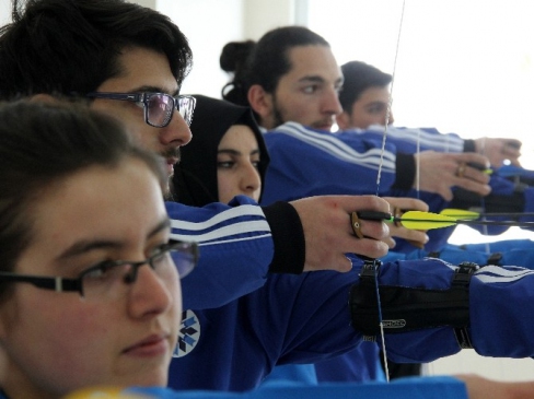 Üniversite Öğrencilerine Okçuluk Eğitimi