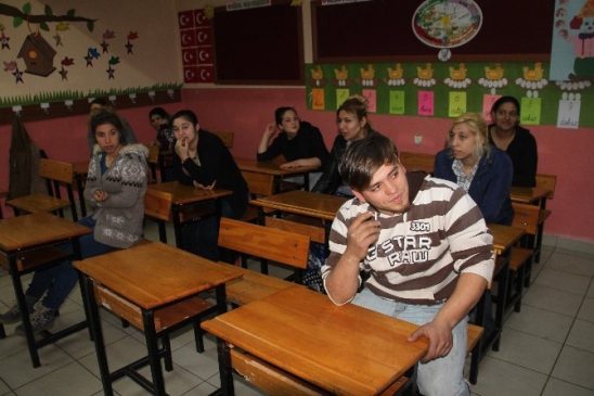 Romanlar İçin Okuma Yazma Kursu Başlatıldı