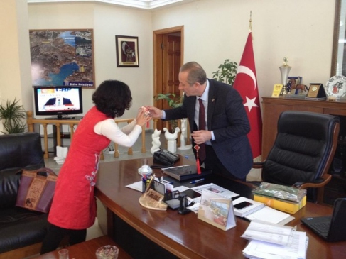 Başkan Atabay'a Çinli Vatandaştan Anlamlı Hediye